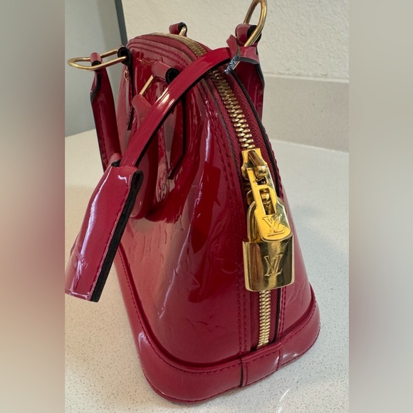 Louis Vuitton "Alma" Monogram pat-tent Leather Medium Size Bag in Red. Looks new - Picture 11 of 16